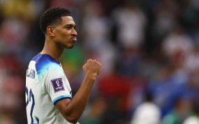 Bellingham celebra un gol con Inglaterra.