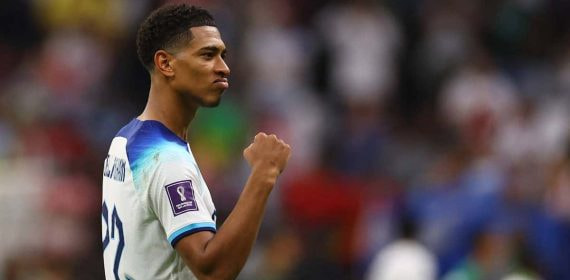 Bellingham celebra un gol con Inglaterra.