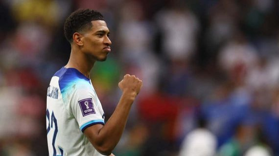 Bellingham celebra un gol con Inglaterra.