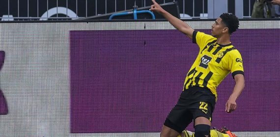 Bellingham celebra un gol en Liga con el Borussia Dortmund.