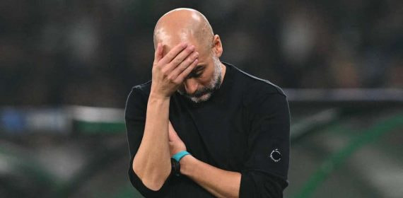 Pep Guardiola, con gesto contrariado, en el último partido del City.