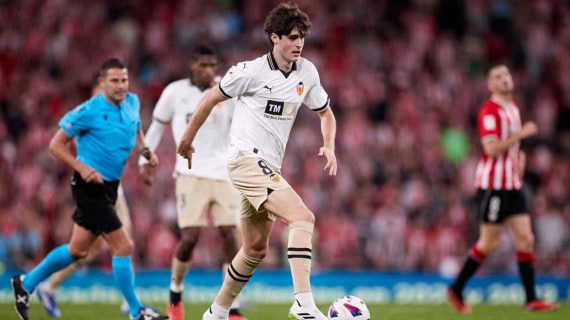 Javi Guerra, en un partido con el Valencia.