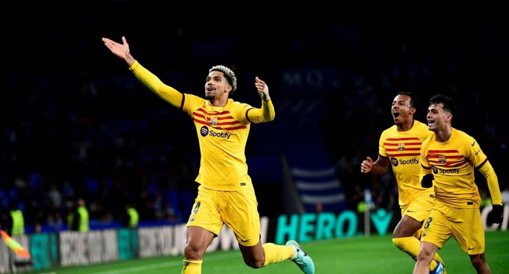 Ronald Araujo celebra un gol con el Barcelona.