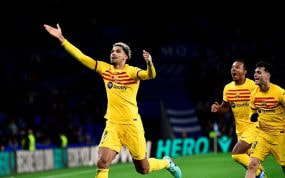 Ronald Araujo celebra un gol con el Barcelona.