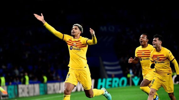 Ronald Araujo celebra un gol con el Barcelona.