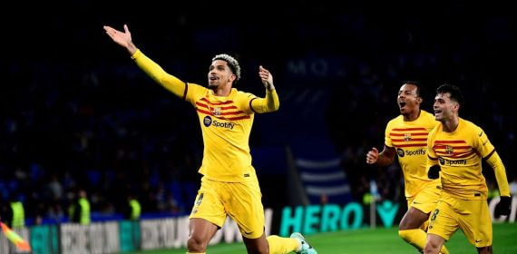 Ronald Araujo celebra un gol con el Barça.
