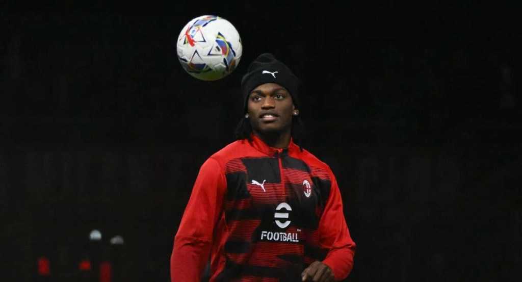 Rafael Leao, en un calentamiento con el AC Milan.