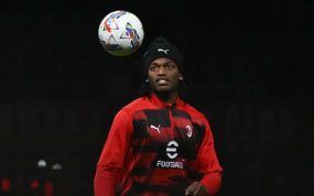 Rafael Leao, en un calentamiento con el AC Milan.