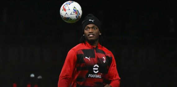 Rafael Leao, en un calentamiento con el AC Milan.