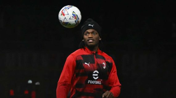 Rafael Leao, en un calentamiento con el AC Milan.