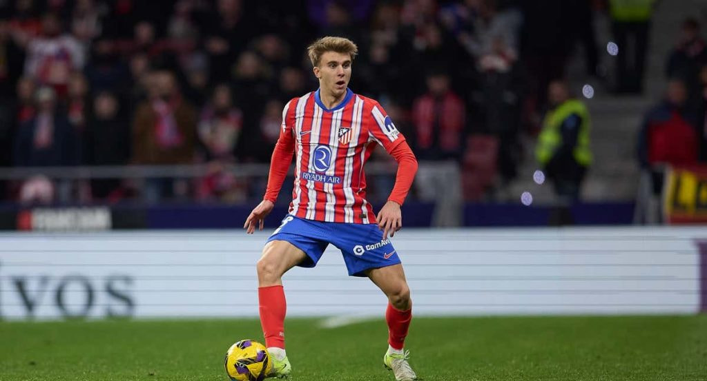 Pablo Barrios durante un partido esta temporada.