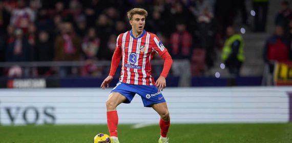 Pablo Barrios durante un partido esta temporada.