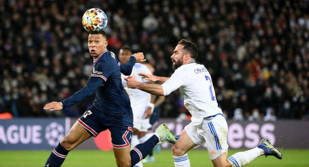 Mbappé disputa un balón con Carvajal en un partido de Champions.
