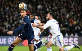 Mbappé disputa un balón con Carvajal en un partido de Champions.