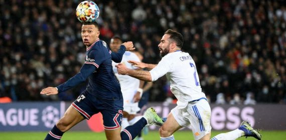 Mbappé disputa un balón con Carvajal en un partido de Champions.