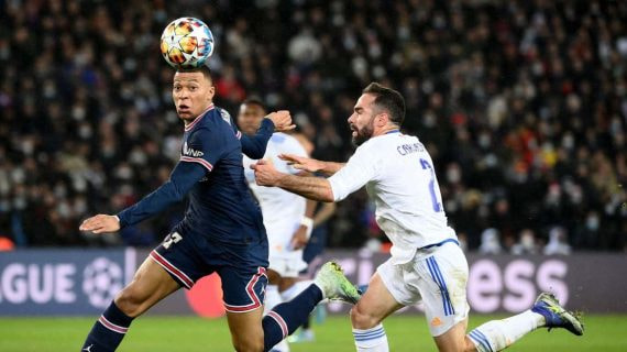 Mbappé disputa un balón con Carvajal en un partido de Champions.