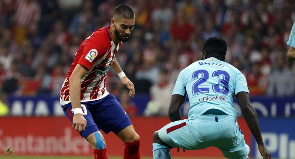 Carrasco y Umtiti durante un Atleti - Barça.