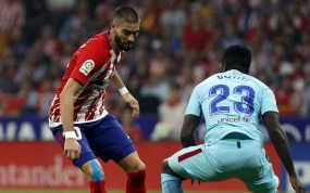 Carrasco y Umtiti durante un Atleti - Barça.