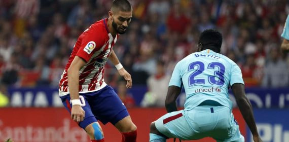 Carrasco y Umtiti durante un Atleti - Barça.