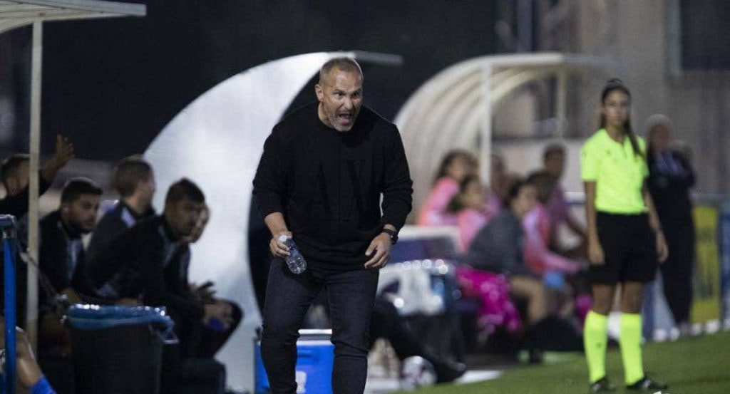 Randri García, el entrenador del Alhama, durante la primera jornada de la Liga F.