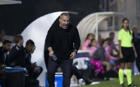 Randri García, el entrenador del Alhama, durante la primera jornada de la Liga F.