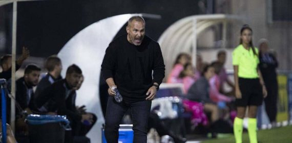 Randri García, el entrenador del Alhama, durante la primera jornada de la Liga F.