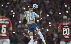 Tomás Avilés, en acción durante un partido con Racing Club.