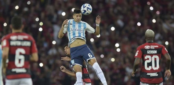 Tomás Avilés, en acción durante un partido con Racing Club.