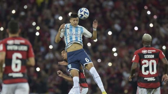 Tomás Avilés, en acción durante un partido con Racing Club.