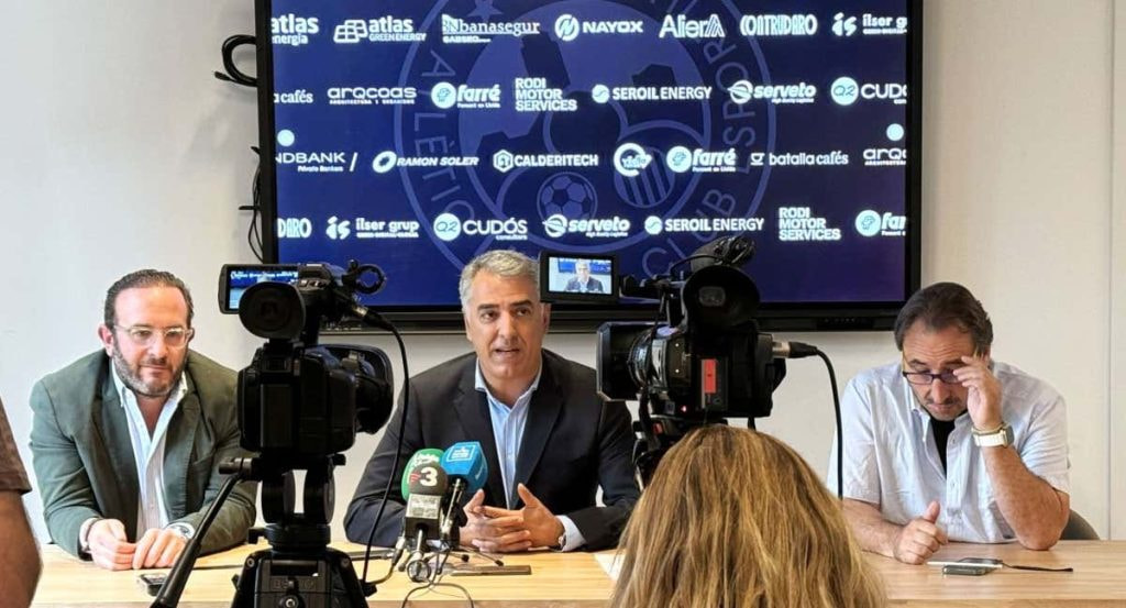 Responsable del At. Lleida en rueda de prensa.