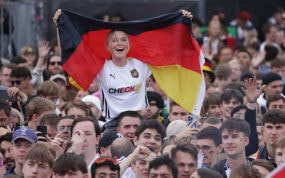 Aficionada con la camiseta de Puma en la Eurocopa.