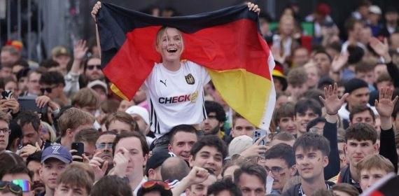 Aficionada con la camiseta de Puma en la Eurocopa.