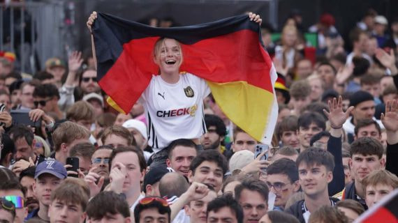 Aficionada con la camiseta de Puma en la Eurocopa.