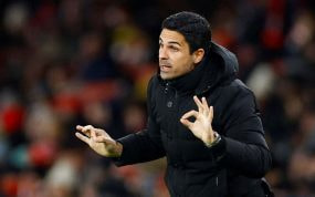 Mikel Arteta dirigiendo al Arsenal.