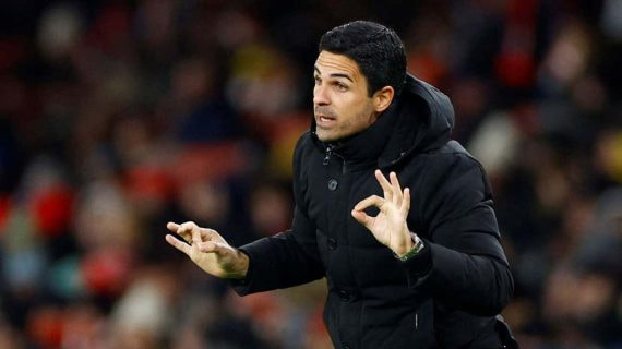 Mikel Arteta dirigiendo al Arsenal.