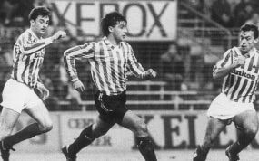 Loren, ya con la camiseta del Athletic, en un derbi junto a Aldridge y Txema Lumbreras.