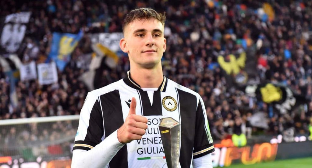Lorenzo Lucca celebra un gol.