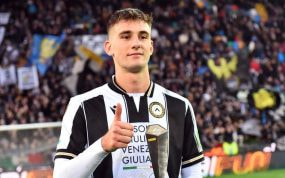 Lorenzo Lucca celebra un gol.