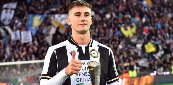Lorenzo Lucca celebra un gol.