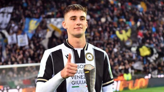 Lorenzo Lucca celebra un gol.