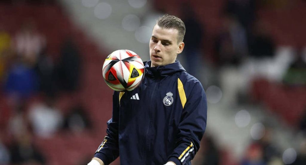 Lunin, calentando en el Metropolitano.