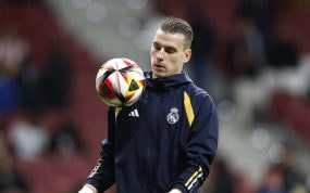 Lunin, calentando en el Metropolitano.