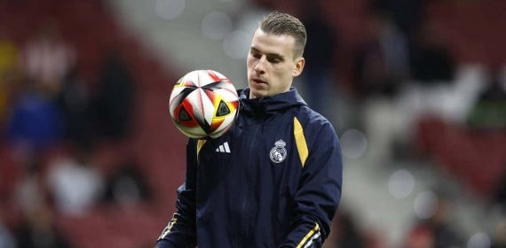 Lunin, calentando en el Metropolitano.