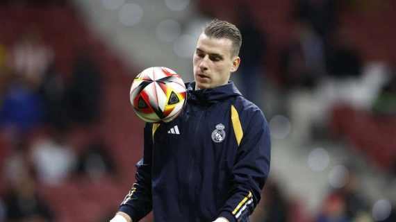 Lunin, calentando en el Metropolitano.