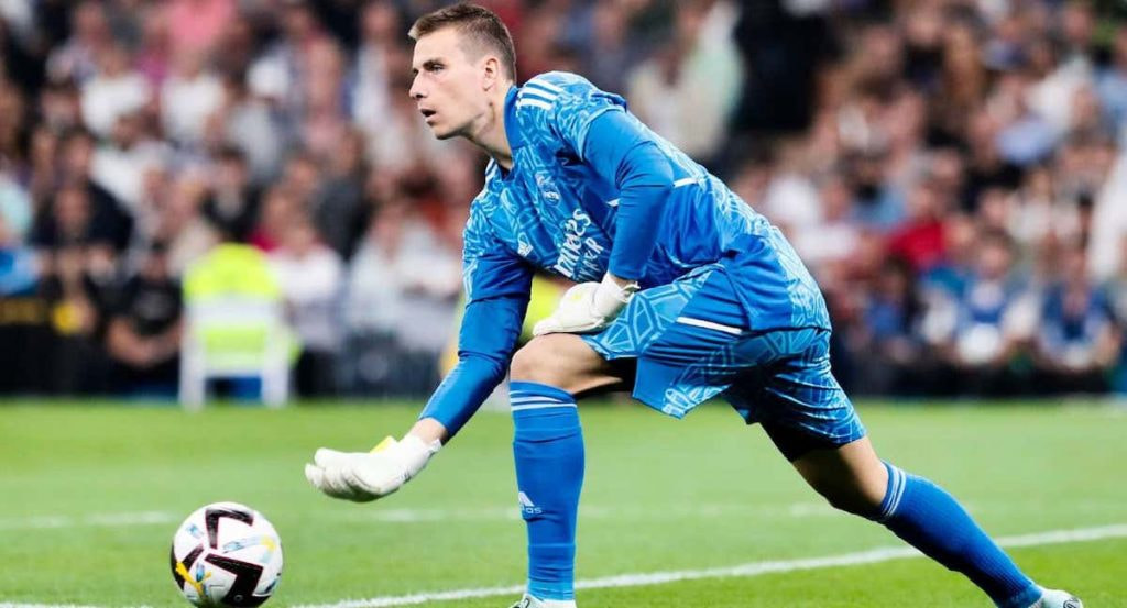 Lunin pasando un balón en el Santiago Bernabéu.