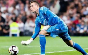 Lunin pasando un balón en el Santiago Bernabéu.