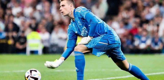Lunin pasando un balón en el Santiago Bernabéu.