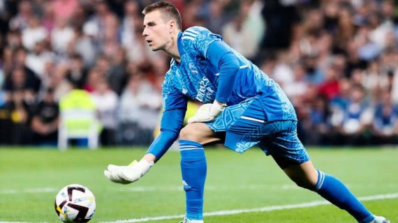 Lunin pasando un balón en el Santiago Bernabéu.
