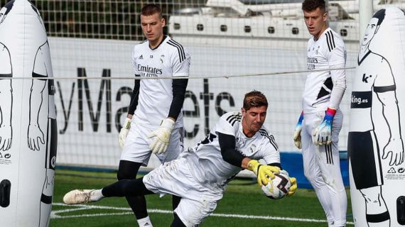 Lunin y Courtois, durante un entrenamiento en Valdebebas, esta temporada.