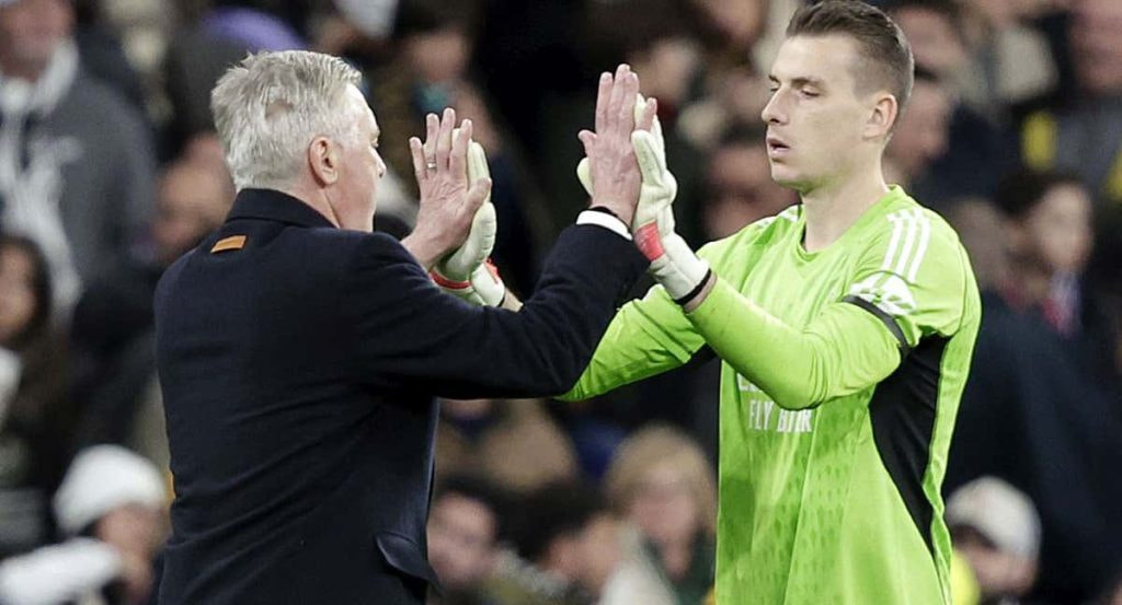 Carlos Ancelotti y Lunin se felicitan en un partido del Real Madrid de esta temporada.